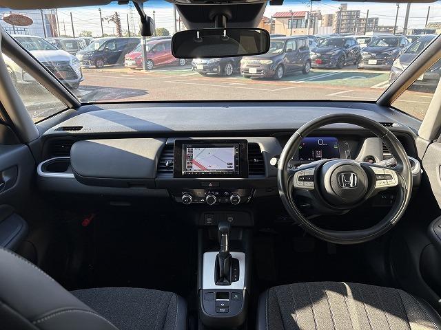 フィット ｅ：ＨＥＶホーム　衝突被害軽減ブレーキ　レーンキープアシスト　アダプティブクルーズコントロール　クリアランスソナー　オートハイビーム　ＬＥＤオートライト　ステアリングリモコン　純正ナビ　バックカメラ　Ｂｌｕｅｔｏｏｔｈ（2枚目）