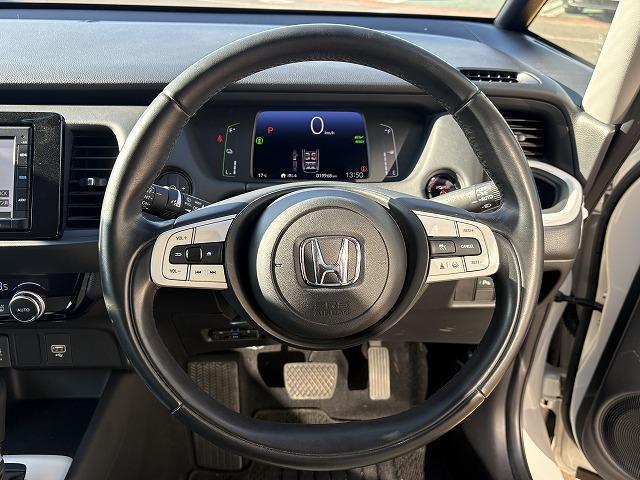 フィット ｅ：ＨＥＶホーム　衝突被害軽減ブレーキ　レーンキープアシスト　アダプティブクルーズコントロール　クリアランスソナー　オートハイビーム　ＬＥＤオートライト　ステアリングリモコン　純正ナビ　バックカメラ　Ｂｌｕｅｔｏｏｔｈ（3枚目）