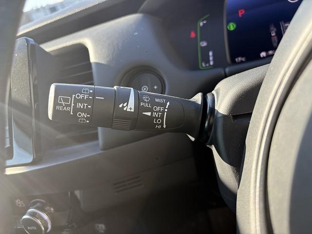 フィット ｅ：ＨＥＶホーム　衝突被害軽減ブレーキ　レーンキープアシスト　アダプティブクルーズコントロール　クリアランスソナー　オートハイビーム　ＬＥＤオートライト　ステアリングリモコン　純正ナビ　バックカメラ　Ｂｌｕｅｔｏｏｔｈ（6枚目）