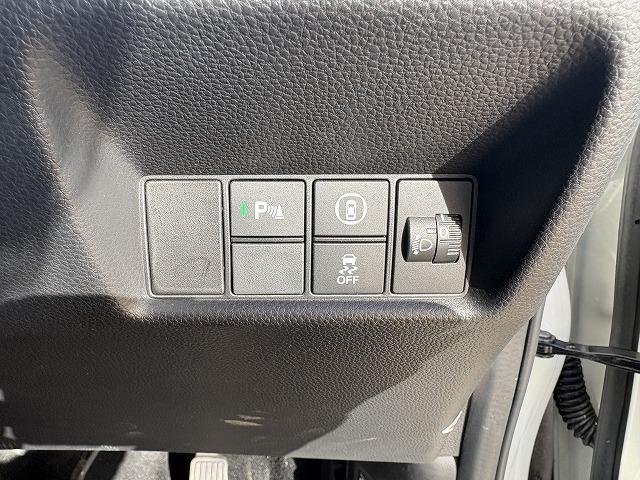 フィット ｅ：ＨＥＶホーム　衝突被害軽減ブレーキ　レーンキープアシスト　アダプティブクルーズコントロール　クリアランスソナー　オートハイビーム　ＬＥＤオートライト　ステアリングリモコン　純正ナビ　バックカメラ　Ｂｌｕｅｔｏｏｔｈ（9枚目）