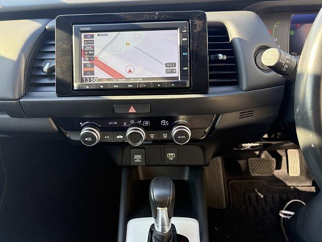 フィット ｅ：ＨＥＶホーム　衝突被害軽減ブレーキ　レーンキープアシスト　アダプティブクルーズコントロール　クリアランスソナー　オートハイビーム　ＬＥＤオートライト　ステアリングリモコン　純正ナビ　バックカメラ　Ｂｌｕｅｔｏｏｔｈ（10枚目）