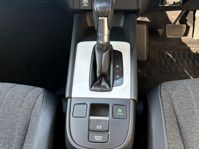 フィット ｅ：ＨＥＶホーム　衝突被害軽減ブレーキ　レーンキープアシスト　アダプティブクルーズコントロール　クリアランスソナー　オートハイビーム　ＬＥＤオートライト　ステアリングリモコン　純正ナビ　バックカメラ　Ｂｌｕｅｔｏｏｔｈ（11枚目）