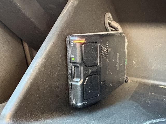 フィット ｅ：ＨＥＶホーム　衝突被害軽減ブレーキ　レーンキープアシスト　アダプティブクルーズコントロール　クリアランスソナー　オートハイビーム　ＬＥＤオートライト　ステアリングリモコン　純正ナビ　バックカメラ　Ｂｌｕｅｔｏｏｔｈ（12枚目）