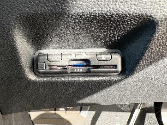 フィット ｅ：ＨＥＶホーム　衝突被害軽減ブレーキ　レーンキープアシスト　アダプティブクルーズコントロール　クリアランスソナー　オートハイビーム　ＬＥＤオートライト　ステアリングリモコン　純正ナビ　バックカメラ　Ｂｌｕｅｔｏｏｔｈ（13枚目）