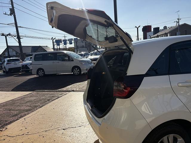 フィット ｅ：ＨＥＶホーム　衝突被害軽減ブレーキ　レーンキープアシスト　アダプティブクルーズコントロール　クリアランスソナー　オートハイビーム　ＬＥＤオートライト　ステアリングリモコン　純正ナビ　バックカメラ　Ｂｌｕｅｔｏｏｔｈ（24枚目）