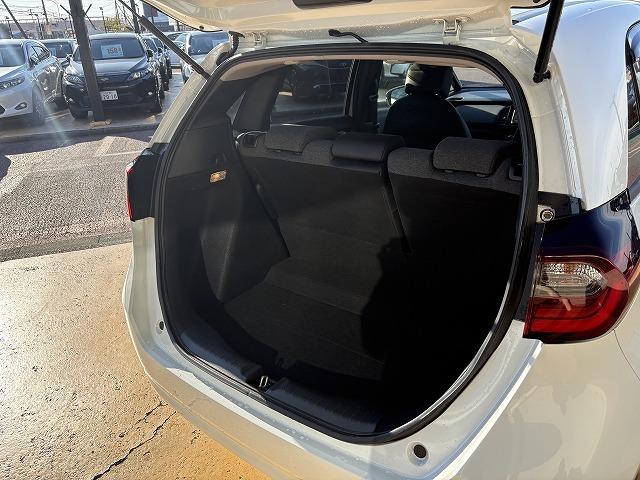 フィット ｅ：ＨＥＶホーム　衝突被害軽減ブレーキ　レーンキープアシスト　アダプティブクルーズコントロール　クリアランスソナー　オートハイビーム　ＬＥＤオートライト　ステアリングリモコン　純正ナビ　バックカメラ　Ｂｌｕｅｔｏｏｔｈ（25枚目）