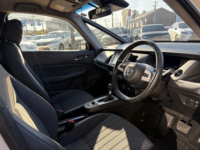 フィット ｅ：ＨＥＶホーム　衝突被害軽減ブレーキ　レーンキープアシスト　アダプティブクルーズコントロール　クリアランスソナー　オートハイビーム　ＬＥＤオートライト　ステアリングリモコン　純正ナビ　バックカメラ　Ｂｌｕｅｔｏｏｔｈ（27枚目）