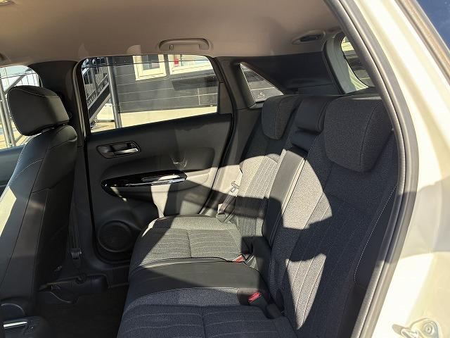 フィット ｅ：ＨＥＶホーム　衝突被害軽減ブレーキ　レーンキープアシスト　アダプティブクルーズコントロール　クリアランスソナー　オートハイビーム　ＬＥＤオートライト　ステアリングリモコン　純正ナビ　バックカメラ　Ｂｌｕｅｔｏｏｔｈ（33枚目）