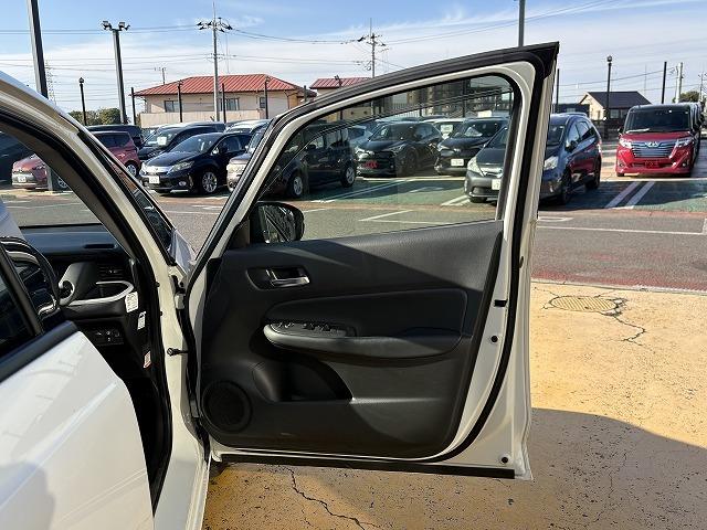 フィット ｅ：ＨＥＶホーム　衝突被害軽減ブレーキ　レーンキープアシスト　アダプティブクルーズコントロール　クリアランスソナー　オートハイビーム　ＬＥＤオートライト　ステアリングリモコン　純正ナビ　バックカメラ　Ｂｌｕｅｔｏｏｔｈ（38枚目）