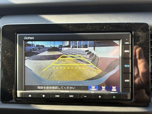 フィット ｅ：ＨＥＶホーム　衝突被害軽減ブレーキ　レーンキープアシスト　アダプティブクルーズコントロール　クリアランスソナー　オートハイビーム　ＬＥＤオートライト　ステアリングリモコン　純正ナビ　バックカメラ　Ｂｌｕｅｔｏｏｔｈ（50枚目）