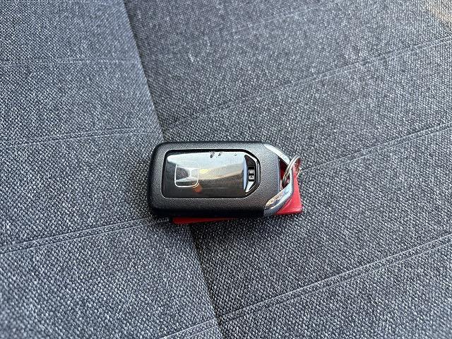 フィット ｅ：ＨＥＶホーム　衝突被害軽減ブレーキ　レーンキープアシスト　アダプティブクルーズコントロール　クリアランスソナー　オートハイビーム　ＬＥＤオートライト　ステアリングリモコン　純正ナビ　バックカメラ　Ｂｌｕｅｔｏｏｔｈ（53枚目）