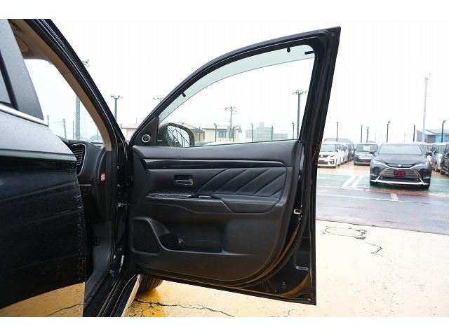 アウトランダーＰＨＥＶ Ｇプレミアムパッケージ　ワンオーナー　４ＷＤ　純正ナビ　ロックフォードサウンド　衝突軽減ブレーキ　レーンアシスト　Ｂｌｕｅｔｏｏｔｈ　全方位カメラ　レーダークルコン　パワーバックドア　ＬＥＤヘッドランプ　本革シート（31枚目）