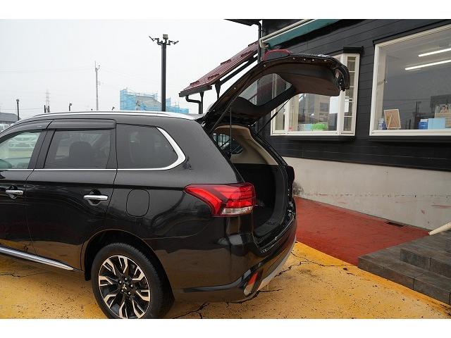 アウトランダーＰＨＥＶ Ｇプレミアムパッケージ　ワンオーナー　４ＷＤ　純正ナビ　ロックフォードサウンド　衝突軽減ブレーキ　レーンアシスト　Ｂｌｕｅｔｏｏｔｈ　全方位カメラ　レーダークルコン　パワーバックドア　ＬＥＤヘッドランプ　本革シート（41枚目）