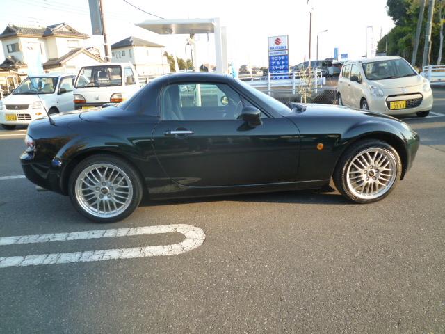 流れるようなサイドラインがスポーツ感を演出します。