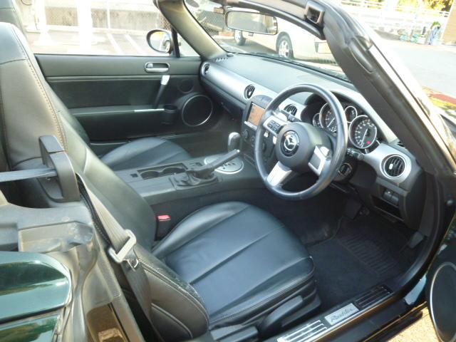 視界良好、ドライバー中心設計のコックピット。