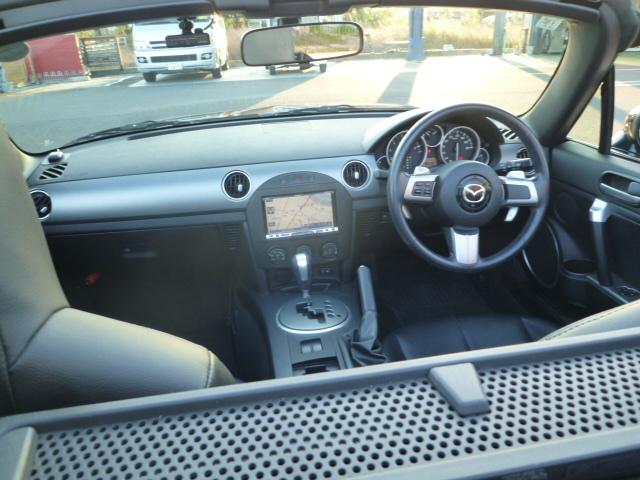 オープン時は後方からも開放的なキャビン全体が見渡せ、ロードスターらしい爽快感が際立ちます