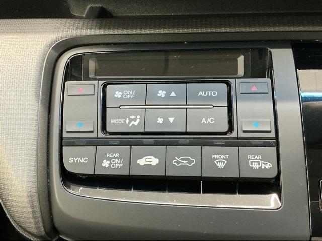 ステップワゴンスパーダ スパーダホンダセンシング ホンダ認定中古車 後席モニター LED 盗難防止 助手席エアバッグ ワンオーナ- Wパワスラ 記録簿有 リアオートエアコン 地デジ サイドエアバッグ 横滑り防止システム オートエアコン リアカメラ(12枚目)