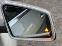 ドアミラーのウィンカーレンズも御覧の通りに綺麗な状態です。汚れやひび割れなどもなく良好な状態です。デザインも流石はベンツといった感じの質感がある感じのおしゃれなデザインも良いですよね。