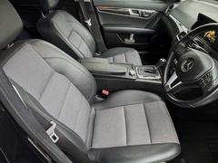 ハンドルやシートには座り心地が良いシートでより一層ベンツの高級感を味わいながらドライブが楽しめます。ハンドルを握った感覚とシートの座った感触はまさにベンツオーナーだけに許された特別な空間ですよ。 4