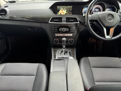 運転席から操作するセンターコンソールや空調・などのコントロール系も落ち着いた大人な雰囲気。 7