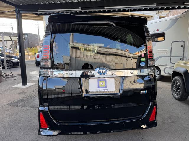 ヴォクシー ハイブリッドＺＳ　煌ＩＩＩ　クルコン　両側パワースライド　ＥＴＣ　後席モニター　シートヒーター　ナビ　バックカメラ　ＴＶ（2枚目）