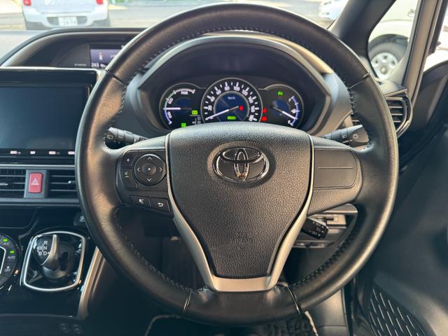 ヴォクシー ハイブリッドＺＳ　煌ＩＩＩ　クルコン　両側パワースライド　ＥＴＣ　後席モニター　シートヒーター　ナビ　バックカメラ　ＴＶ（6枚目）