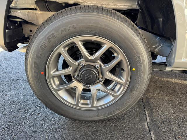 ジムニー XC 届出済未使用車 5型 デュアルセンサーブレーキサポートII アダプティブクルーズコントロール フロントパーキングセンサー 背面タイヤ オーディオレス シートヒーター アイドリングストップ(5枚目)