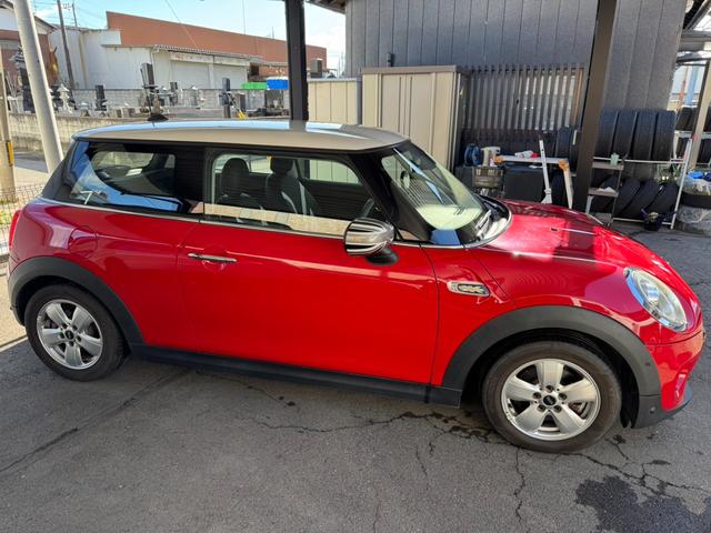 MINI クーパーD クーパーD(4名) 車検2年付き ペッパーPKG ユニオンジャックテールランプ クルーズコントロール 純正ナビ アイドリングストップ ETC レザーシート(4枚目)