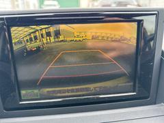 ギヤをリバースに入れると車両後方の映像を映し出し、バック時の後方視界をサポートするリヤビューカメラ！ 3