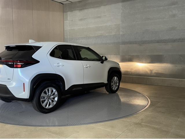 ヤリスクロス Ｇ　４ＷＤ　衝突被害軽減ブレーキ　ペダル踏み間違い急発進抑制装置　ディスプレイオーディオ　Ｂｌｕｅｔｏｏｔｈ　ブラインドスポットモニター　全周囲カメラ　クルーズコントロール　オートエアコン　純正アルミ（15枚目）