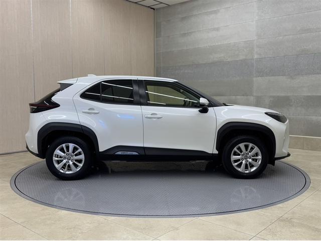 ヤリスクロス Ｇ　４ＷＤ　衝突被害軽減ブレーキ　ペダル踏み間違い急発進抑制装置　ディスプレイオーディオ　Ｂｌｕｅｔｏｏｔｈ　ブラインドスポットモニター　全周囲カメラ　クルーズコントロール　オートエアコン　純正アルミ（17枚目）