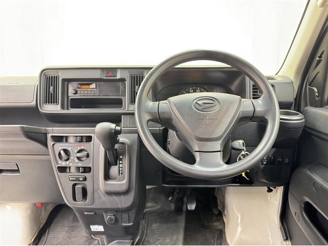 ハイゼットカーゴ ＤＸ　ＳＡＩＩＩ　衝突被害軽減ブレーキ　ペダル踏み間違い急発進抑制装置　車線逸脱警報装置　オートハイビーム　横滑り防止装置　ＡＢＳ　アイドリングストップ　モケットシート　キーレスエントリー　パワーウインドウ（6枚目）