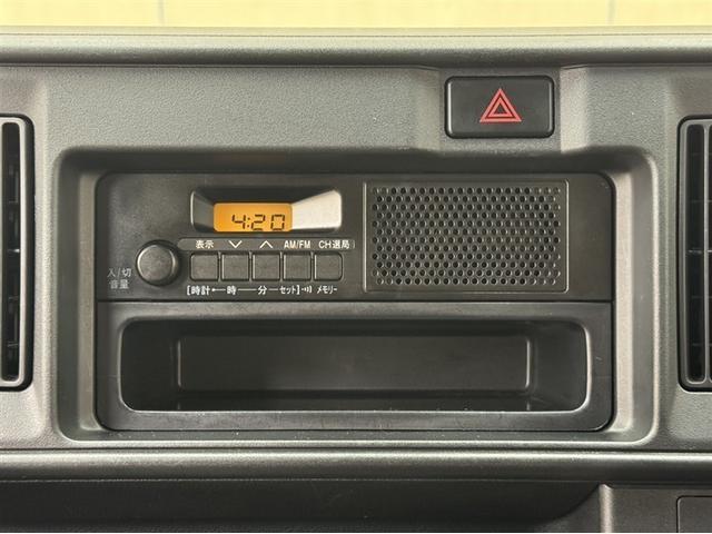 ハイゼットカーゴ ＤＸ　ＳＡＩＩＩ　衝突被害軽減ブレーキ　ペダル踏み間違い急発進抑制装置　車線逸脱警報装置　オートハイビーム　横滑り防止装置　ＡＢＳ　アイドリングストップ　モケットシート　キーレスエントリー　パワーウインドウ（10枚目）