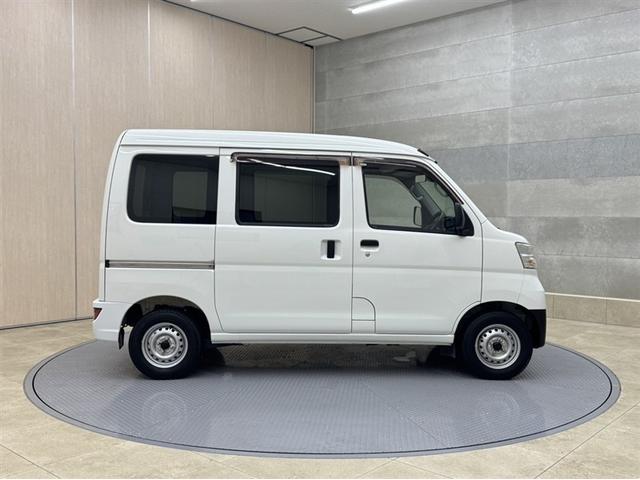 ハイゼットカーゴ ＤＸ　ＳＡＩＩＩ　衝突被害軽減ブレーキ　ペダル踏み間違い急発進抑制装置　車線逸脱警報装置　オートハイビーム　横滑り防止装置　ＡＢＳ　アイドリングストップ　モケットシート　キーレスエントリー　パワーウインドウ（16枚目）