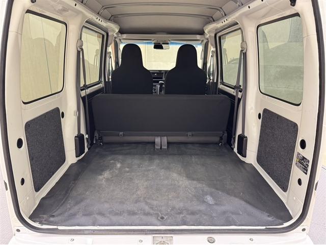 ハイゼットカーゴ ＤＸ　ＳＡＩＩＩ　衝突被害軽減ブレーキ　ペダル踏み間違い急発進抑制装置　車線逸脱警報装置　オートハイビーム　横滑り防止装置　ＡＢＳ　アイドリングストップ　モケットシート　キーレスエントリー　パワーウインドウ（24枚目）