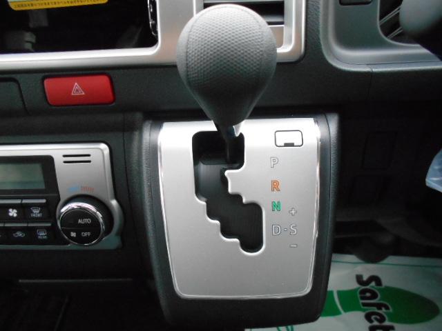 ハイエースワゴン グランドキャビン　４ＷＤ　スーパーロング　パワースライドドア／デジタルインナーミラー／パノラミックビューモニター／ＬＥＤヘッドランプ（メーカーＯＰ）　ＬＥＤフォグランプ　ビルトインＥＴＣ　純正フロアマット＆サイドバイザー（17枚目）