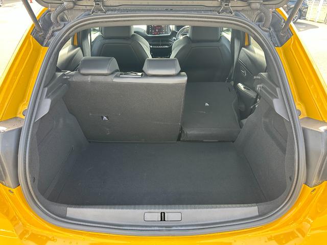 せっかく買う車が汚かったら嫌ですよね。でもご安心下さい！当社の在庫車は全車ルームクリーニング済みです！綺麗なお車で気持ちの良いドライブを！