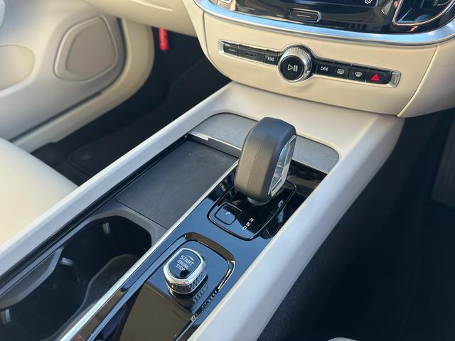 V60 プラス B4 Google搭載ナビ・バックカメラ 360度ビューカメラ LEDヘッドライト レザーシート シートヒーター ステアリングヒーター アダプティブクルーズコントロール ETC(13枚目)