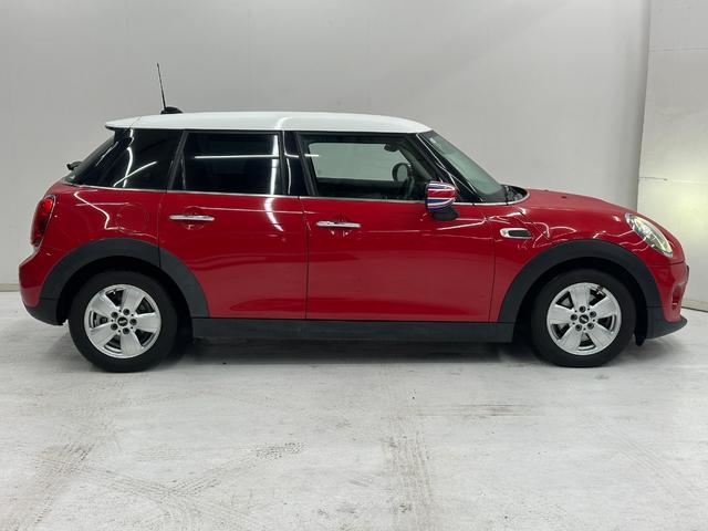 ＭＩＮＩ クーパーＤ　ワンオーナー車　純正ナビ・バックカメラ　スマートキー　シートヒーター　ＦＲ障害物センサー　ＥＴＣ　オートライト（4枚目）