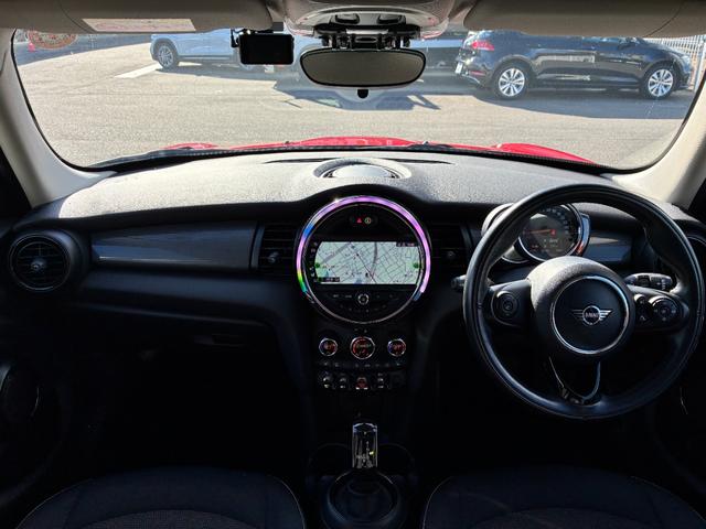 ＭＩＮＩ クーパーＤ　ワンオーナー車　純正ナビ・バックカメラ　スマートキー　シートヒーター　ＦＲ障害物センサー　ＥＴＣ　オートライト（7枚目）