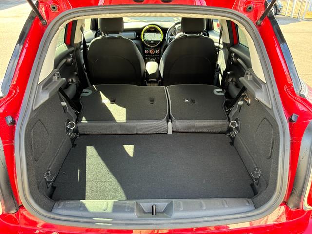 ＭＩＮＩ クーパーＤ　ワンオーナー車　純正ナビ・バックカメラ　スマートキー　シートヒーター　ＦＲ障害物センサー　ＥＴＣ　オートライト（28枚目）