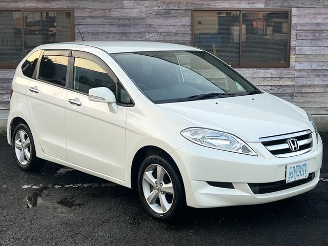 外装色は人気のオプションカラーの　プレミアムホワイト・パール　になります♪３席×２列の特徴的なデザイン♪ワイドなボディでゆったりと乗って頂けます♪車内はフラットにもなるので車中泊にも◎です♪