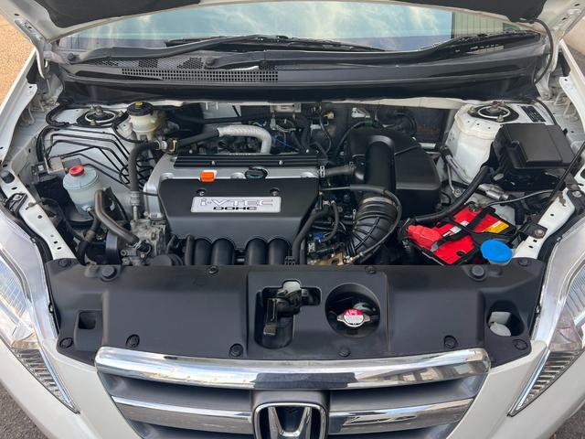 エンジンルームはクリーニング済みです♪エンジンは吹け上がりも良く変速もスムーズです♪タイミングチェーンですのでタイミングベルトのように１０万ｋｍ毎による交換などの心配も必要ございません♪