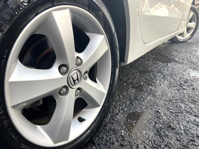 純正１６インチアルミホイールが装備されております♪ダスト汚れやガリ傷なども少なくキレイな状態です♪ボディーは背景が映り込む程艶やかでキレイな状態になっております♪