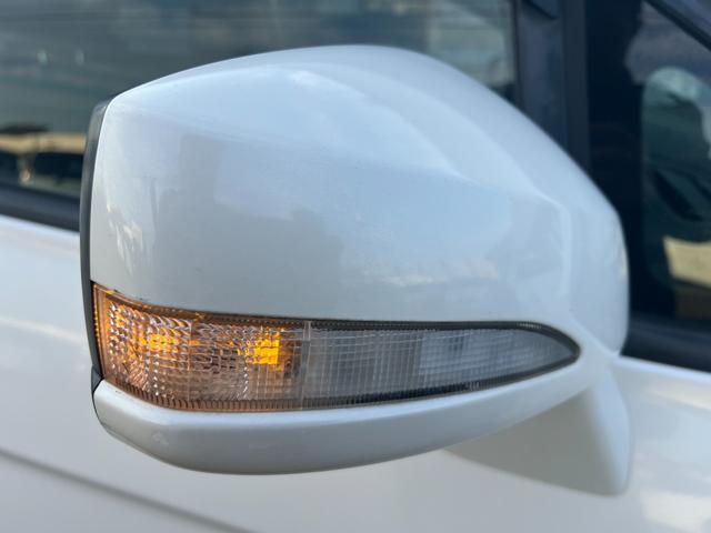 ウィンカーミラーが装備されております♪対向車への見やすさも考慮されており進行方向がアピールしやすいです♪見た目もシャープでカッコイイ装備ですよね♪