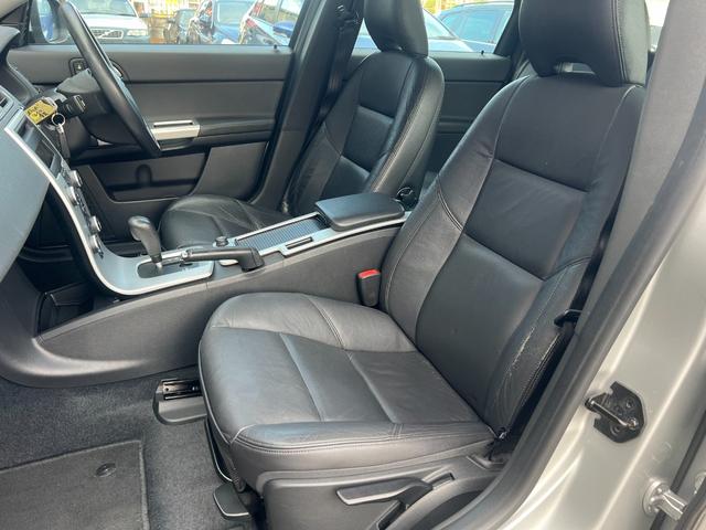 V50 2.0eアクティブプラス /後期型/車検:2年付/走行:4.3万km/本革電動+ヒ-タ-/純ナビ/フリップダウン/Bカメラ/フルセグ/ETC/HID/純17AW/革ステア/クルコン/MTモ-ド/キ-レス/Tチェ-ン(10枚目)