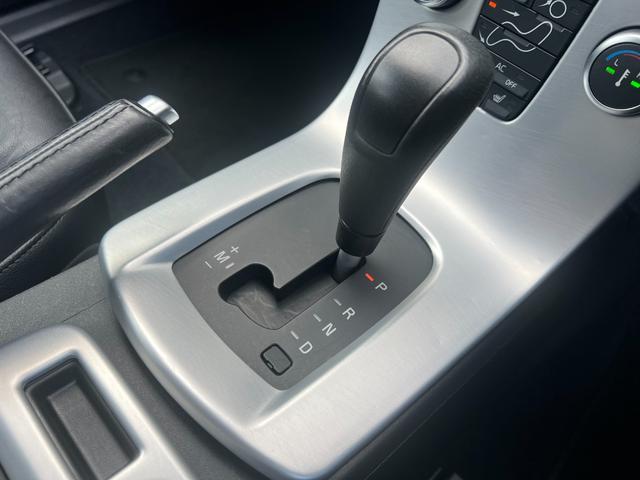 V50 2.0eアクティブプラス /後期型/車検:2年付/走行:4.3万km/本革電動+ヒ-タ-/純ナビ/フリップダウン/Bカメラ/フルセグ/ETC/HID/純17AW/革ステア/クルコン/MTモ-ド/キ-レス/Tチェ-ン(31枚目)