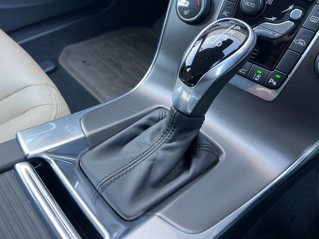 Ｖ６０ Ｔ４　ＳＥ　／後期型／車検：２年付／セ－フティ－ＰＫＧ／本革電動シ－ト＋ヒ－タ－／純ナビ／Ｂカメラ／フルセグ／ＤＶＤ／Ｂｌｕｅｔｏｏｔｈ／ＨＩＤ／ＥＴＣ／革ステア／スマキ－／純１７ＡＷ／ＡＵＴＯエアコン／Ｗミラ－（18枚目）