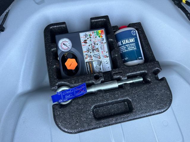 Ｖ６０ Ｔ４　ＳＥ　／後期型／車検：２年付／セ－フティ－ＰＫＧ／本革電動シ－ト＋ヒ－タ－／純ナビ／Ｂカメラ／フルセグ／ＤＶＤ／Ｂｌｕｅｔｏｏｔｈ／ＨＩＤ／ＥＴＣ／革ステア／スマキ－／純１７ＡＷ／ＡＵＴＯエアコン／Ｗミラ－（36枚目）