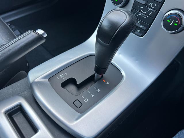 V50 2.0eアクティブプラス /後期型/本革電動シ-ト+ヒ-タ-/純正ナビ/バックカメラ/純正17AW/HID/フォグ/ETC/本革ステア/キ-レス/AUTOエアコン/MTモ-ド/クルコン/ル-フレ-ル/PVガラス/Tチェ-ン(28枚目)